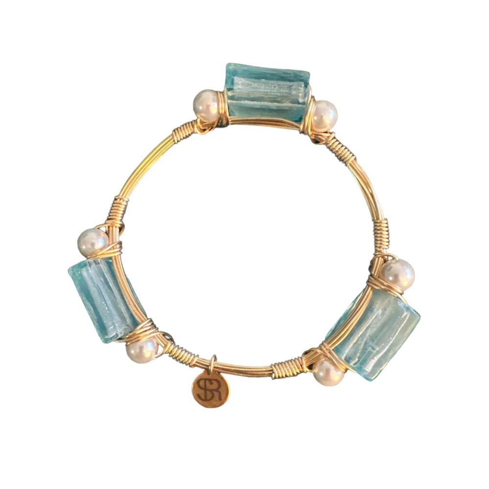 Gold bracelet with pearl and blue gems
